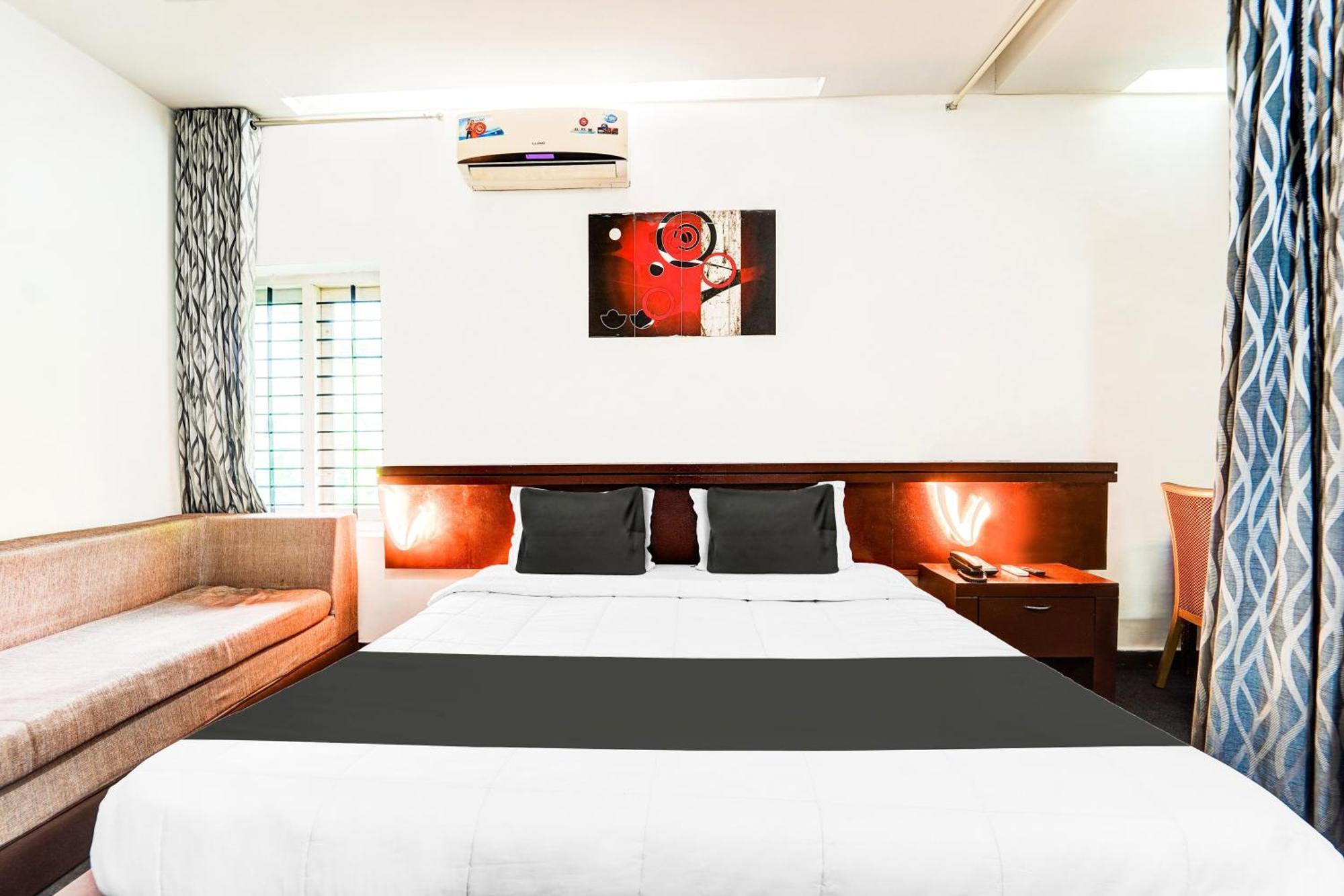 Super Collection O Kazhakuttam Near Al Saj Convention Centre Hotel Andurkonam Exterior photo